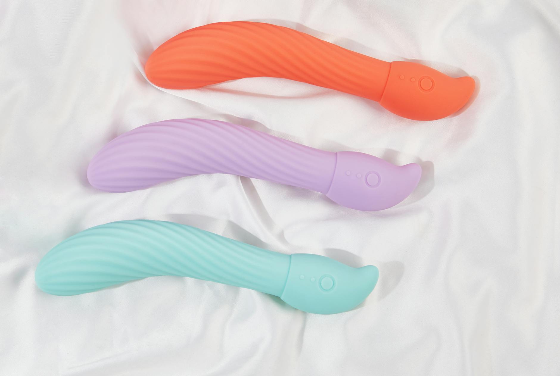 Ein stilvoller Lemon Vibrator auf glatter weißer Seide mit zarter Beleuchtung