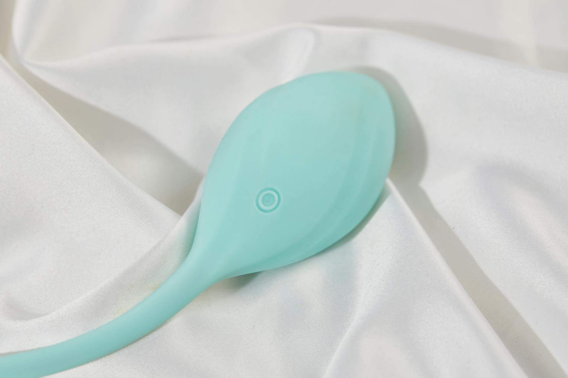 Ein Lemon Vibrator auf seidenem weißem Stoff, perfekt für Lifestyle-Fotografie für Erwachsene