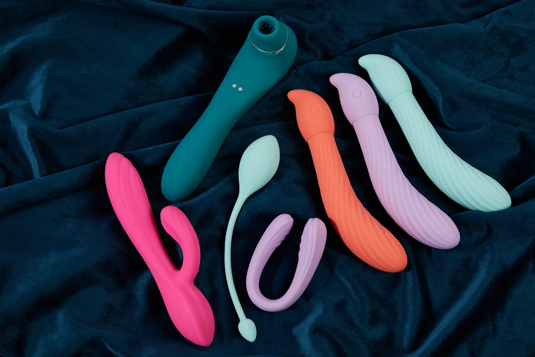 Frau hält konzentriert einen modernen Vibrator in der Hand
