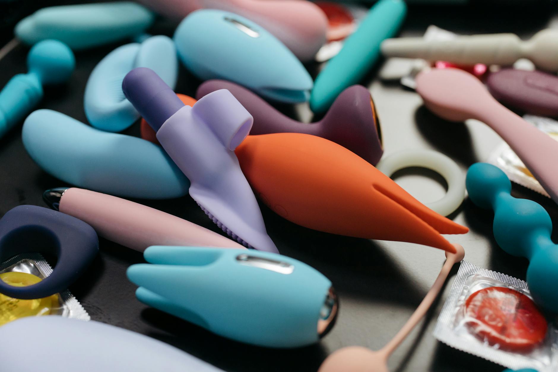 Lebendige Auswahl von Vibratoren und Sextoys auf schwarzem Hintergrund