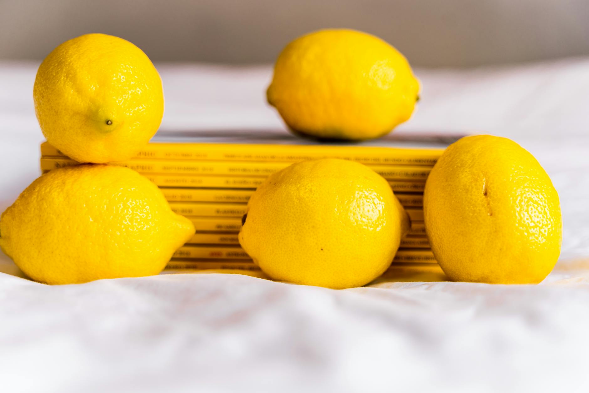 Eine Frau hält achtsam einen Lemon-Vibrator in ihrer Hand und symbolisiert Selbstvertrauen und Heilung
